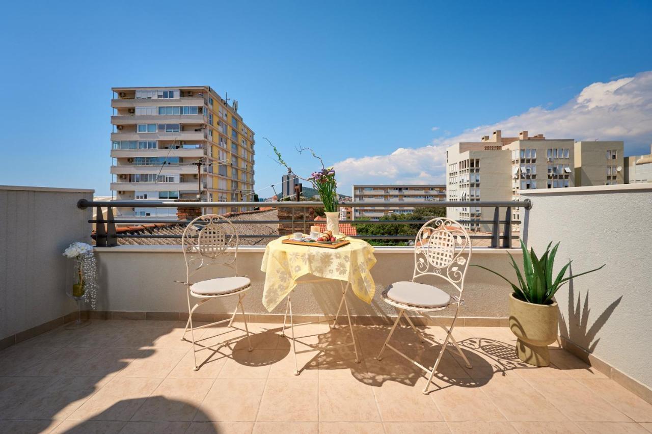 Modern & Spacious Rooftop With Natual Sunlight Apartment