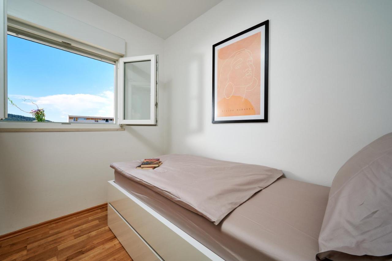 Modern & Spacious Rooftop With Natual Sunlight Apartment Split