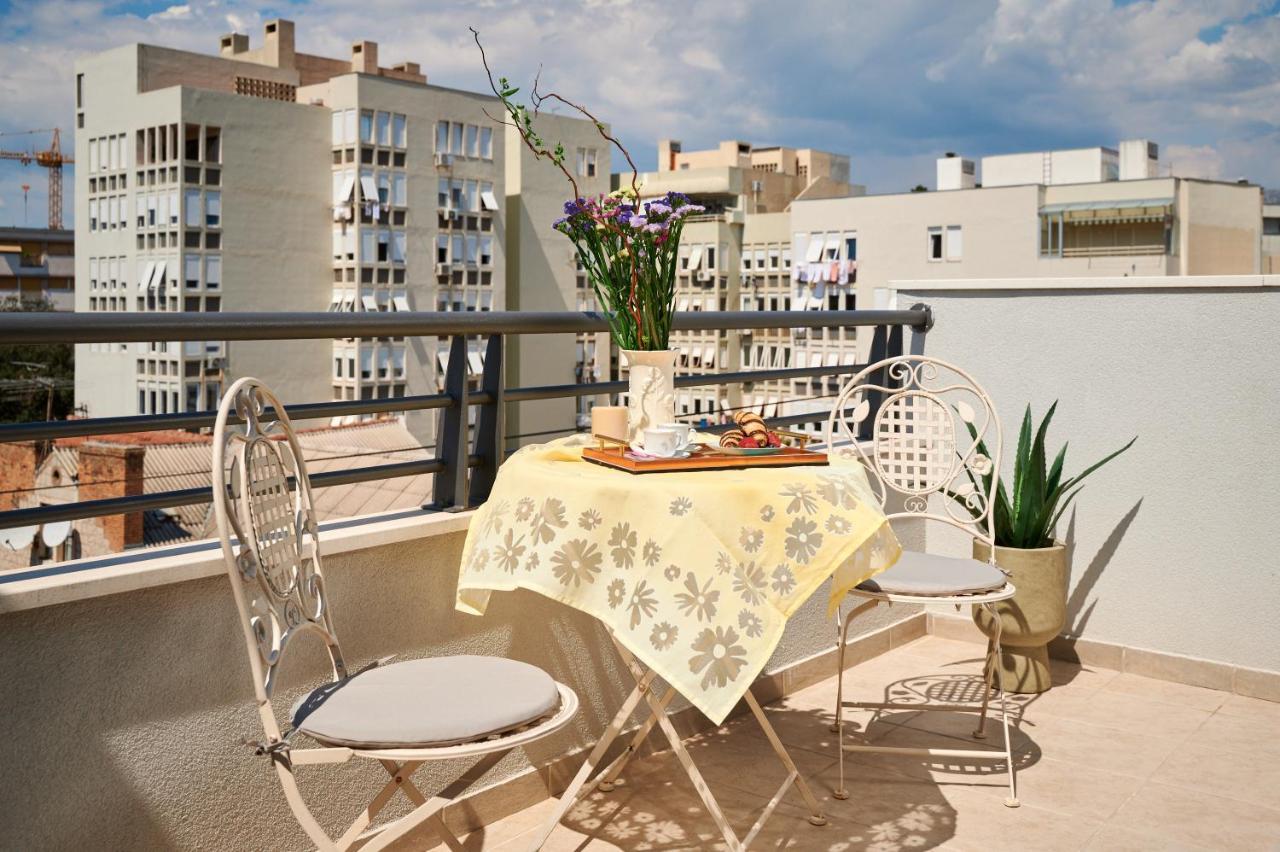 Modern & Spacious Rooftop With Natual Sunlight