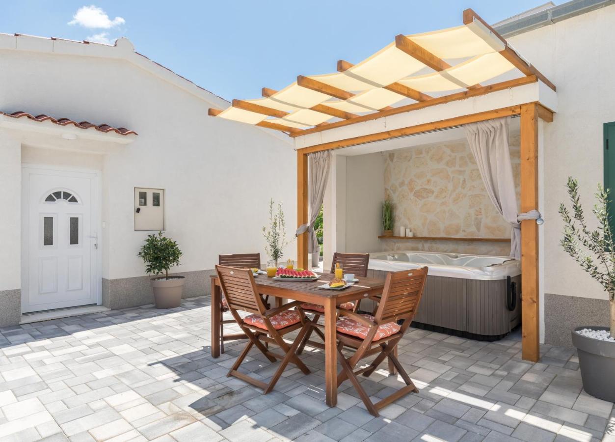 Apartman Tonina - House With Terrace, Jacuzzi, Free Parking *