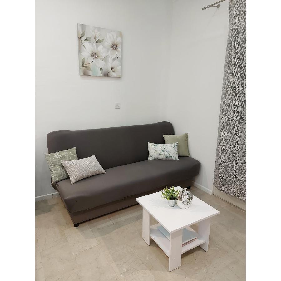 Lee Apartment *