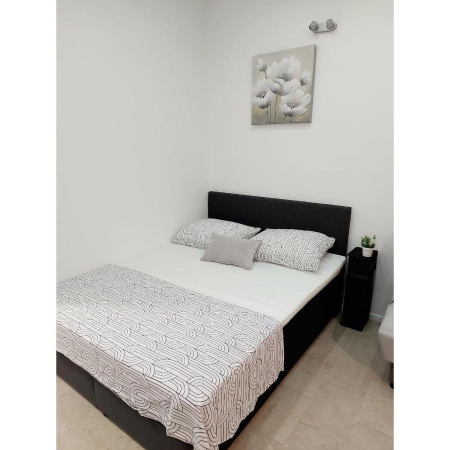 Lee Apartment