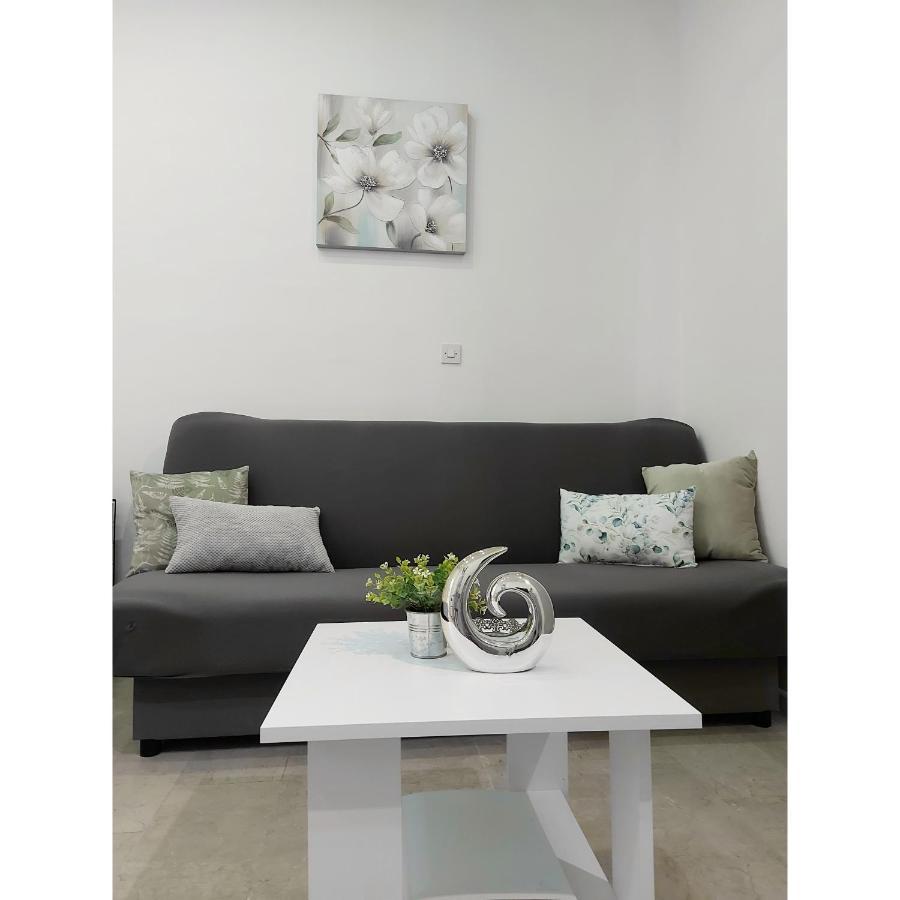 Lee Apartment