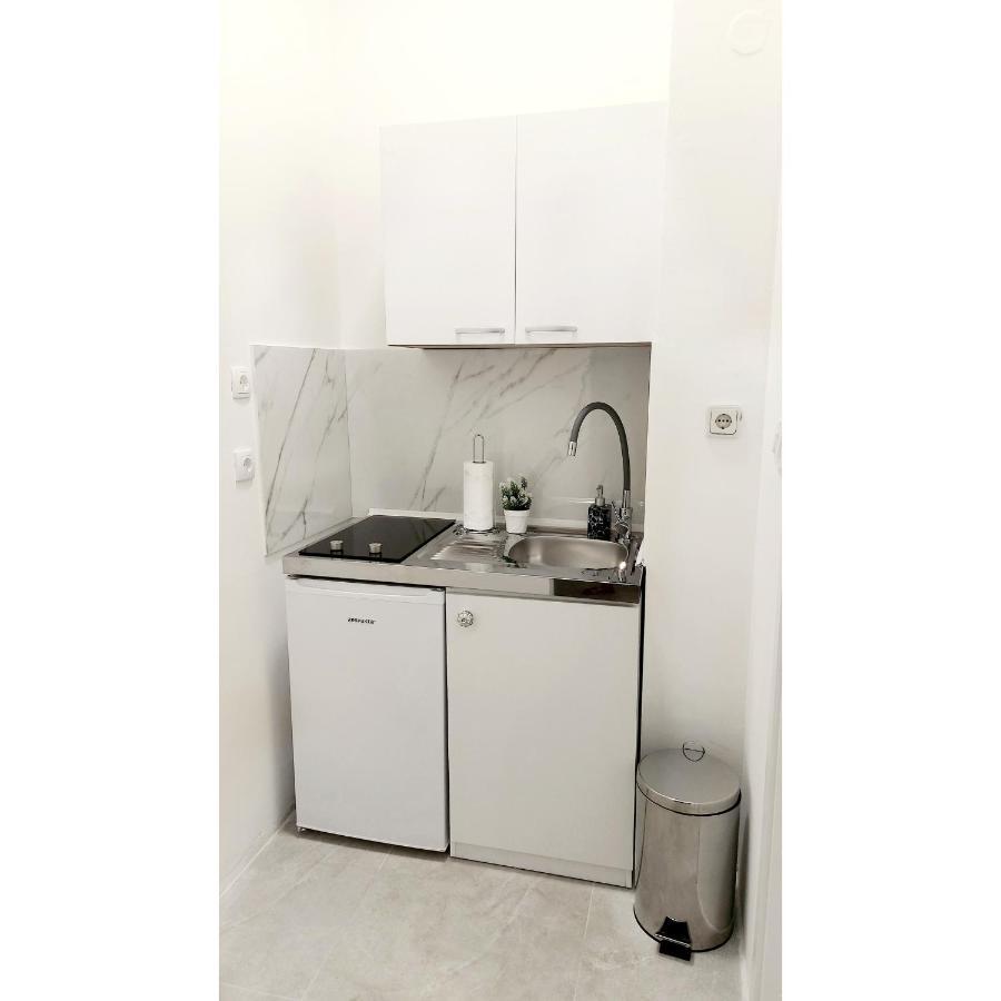 Lee Apartment Split