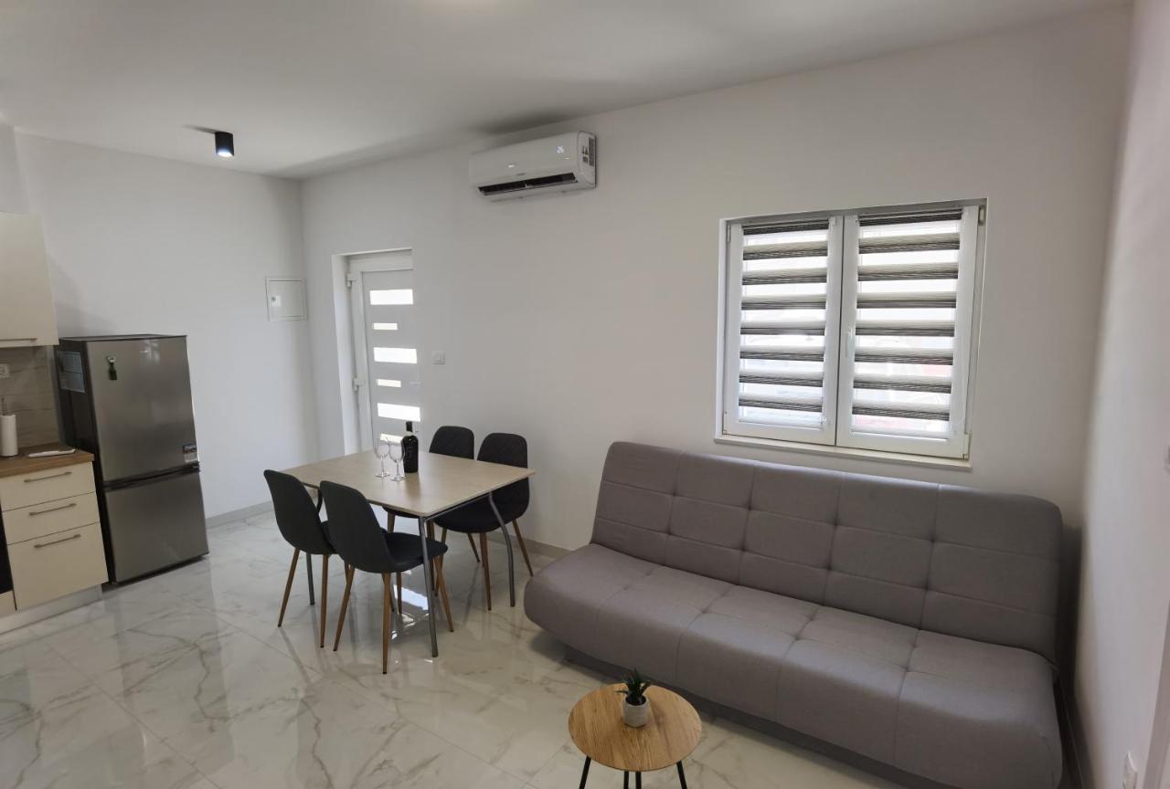 Nina Apartment Split