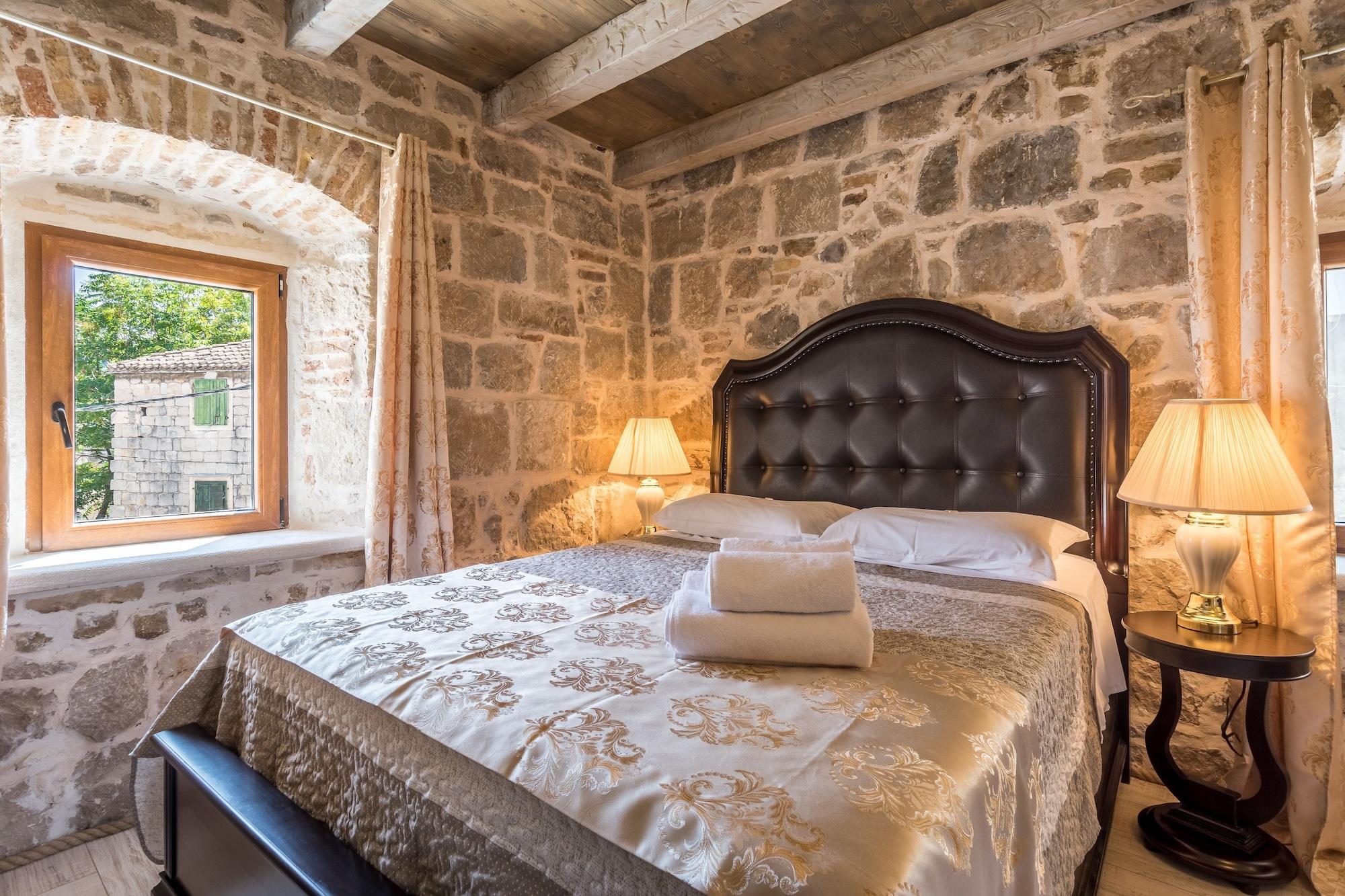 Heritage Palace Varos - Mag Quaint & Elegant Boutique