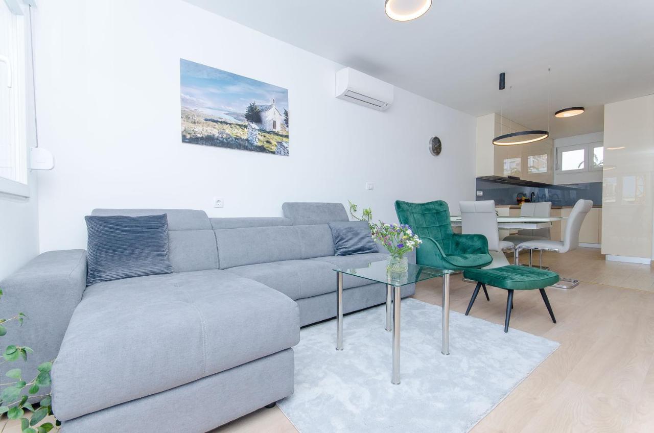 Modern Living Airy Apartment Split