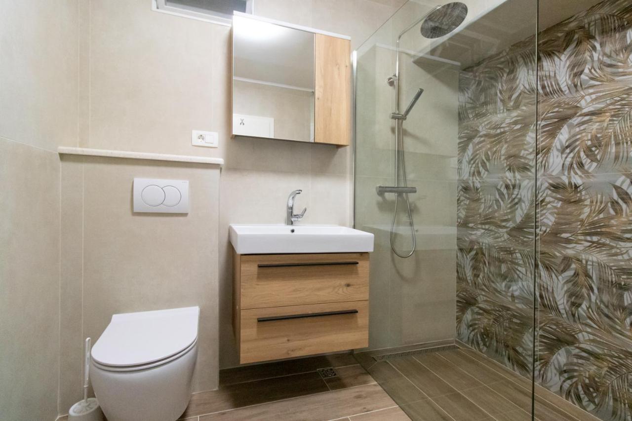 Lily Center Apartment Split