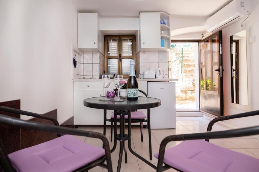 Central Rose In Hearth Of Apartment