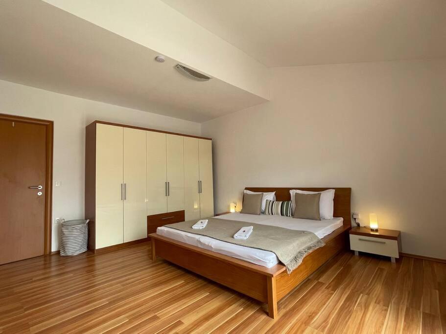 Apricot Apartment *