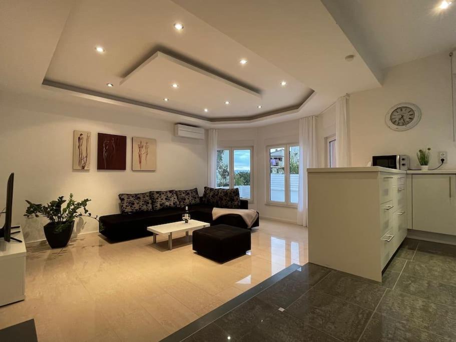 Apricot Apartment *