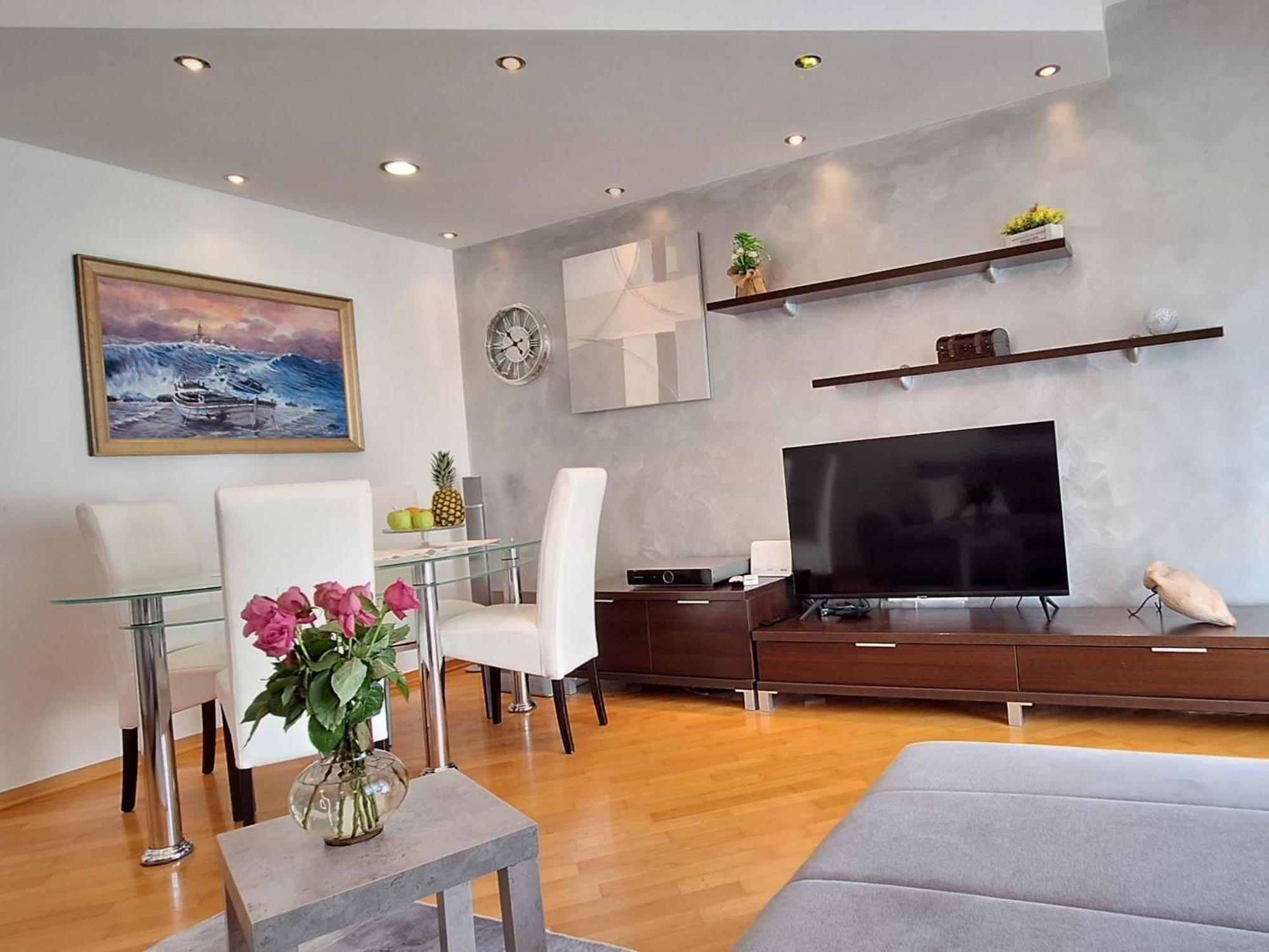 Leona Apartment