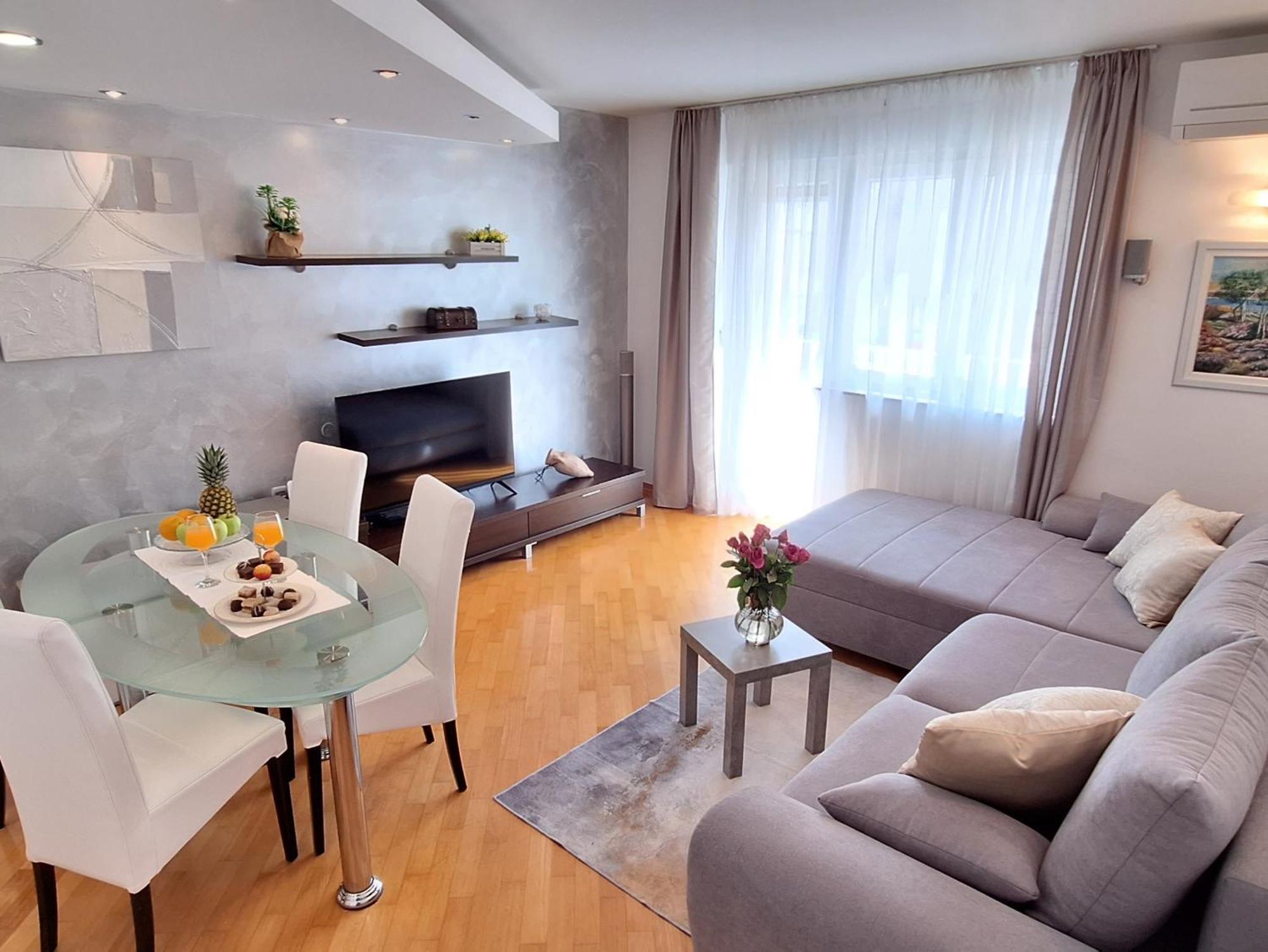 Leona Apartment