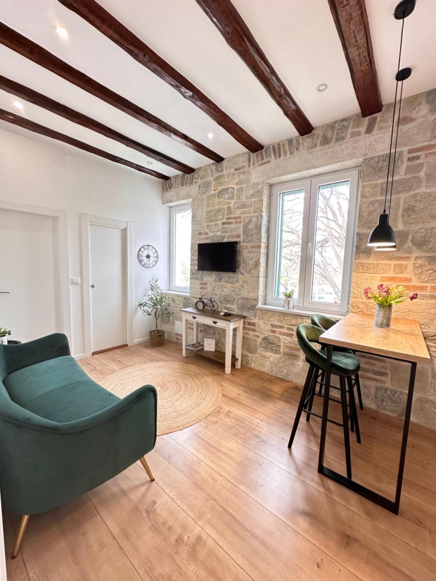 Agora Apartment Split
