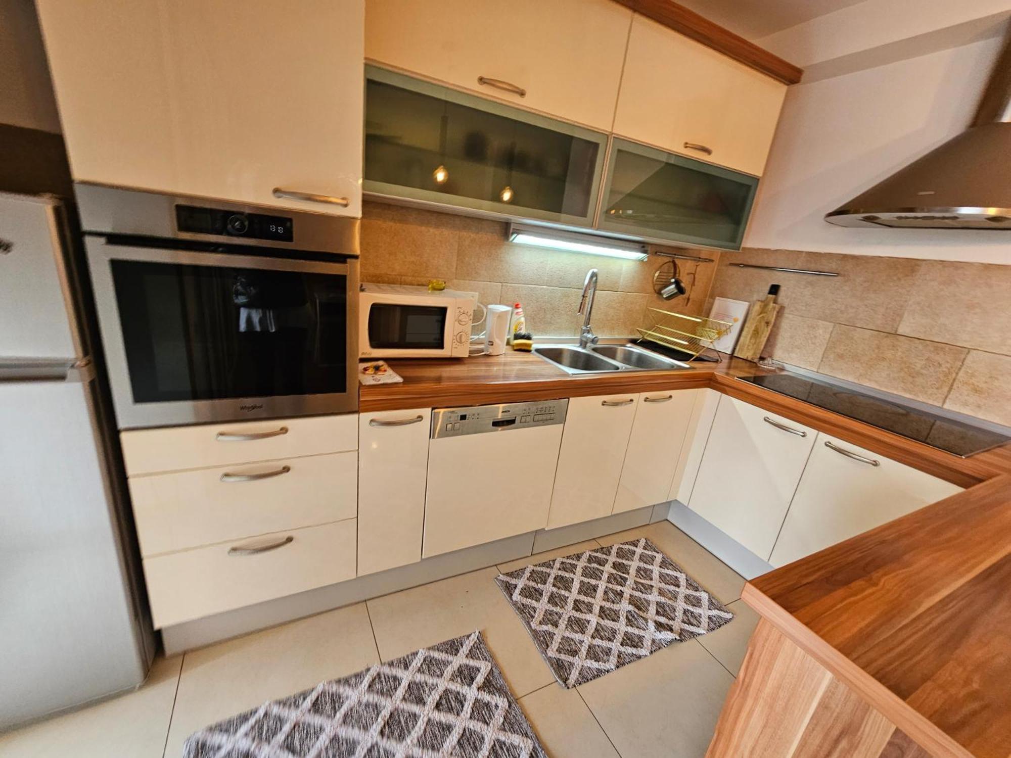 Beautiful Large Apartment, Walk To Beach Split