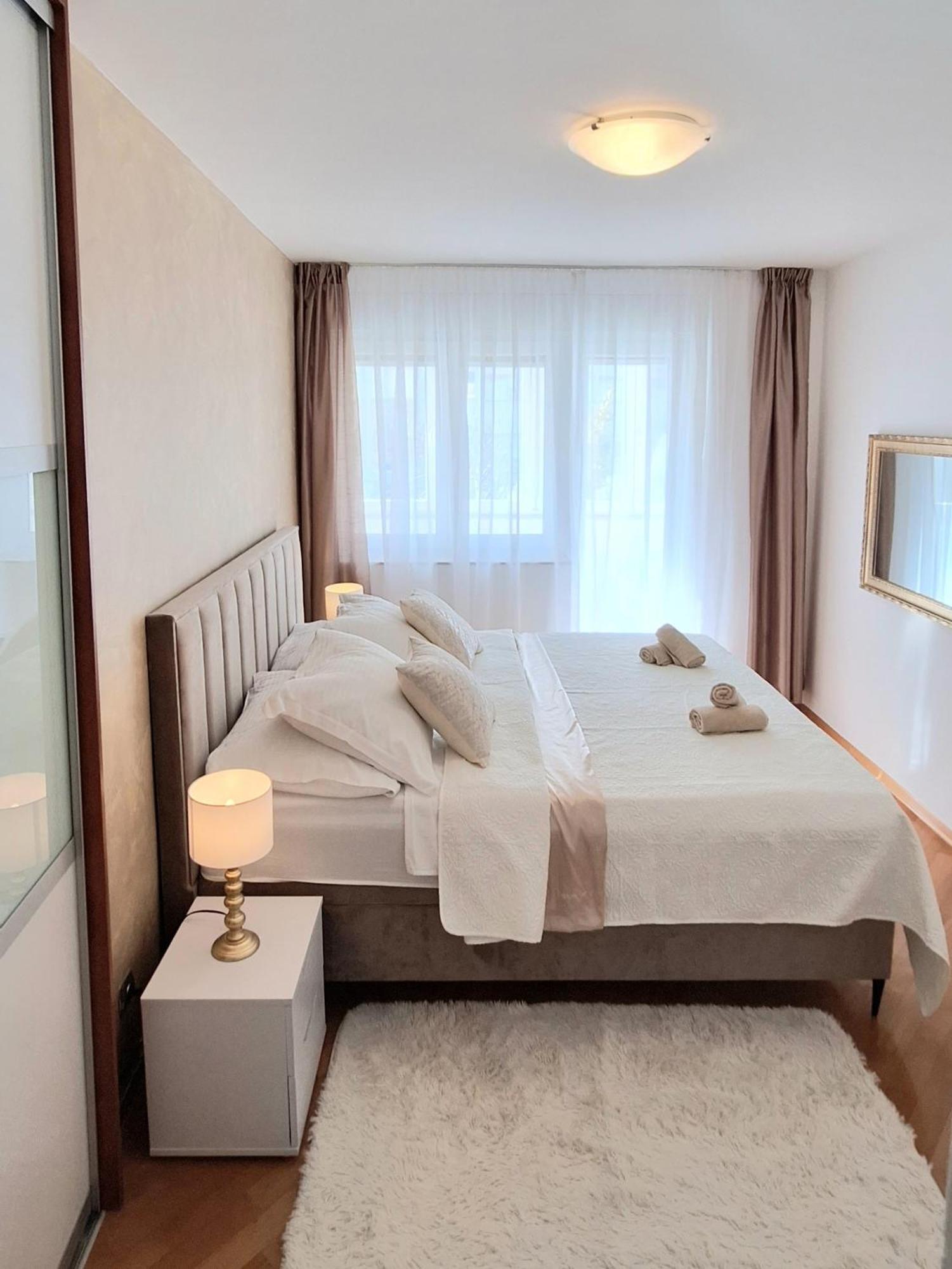Leona Apartment *