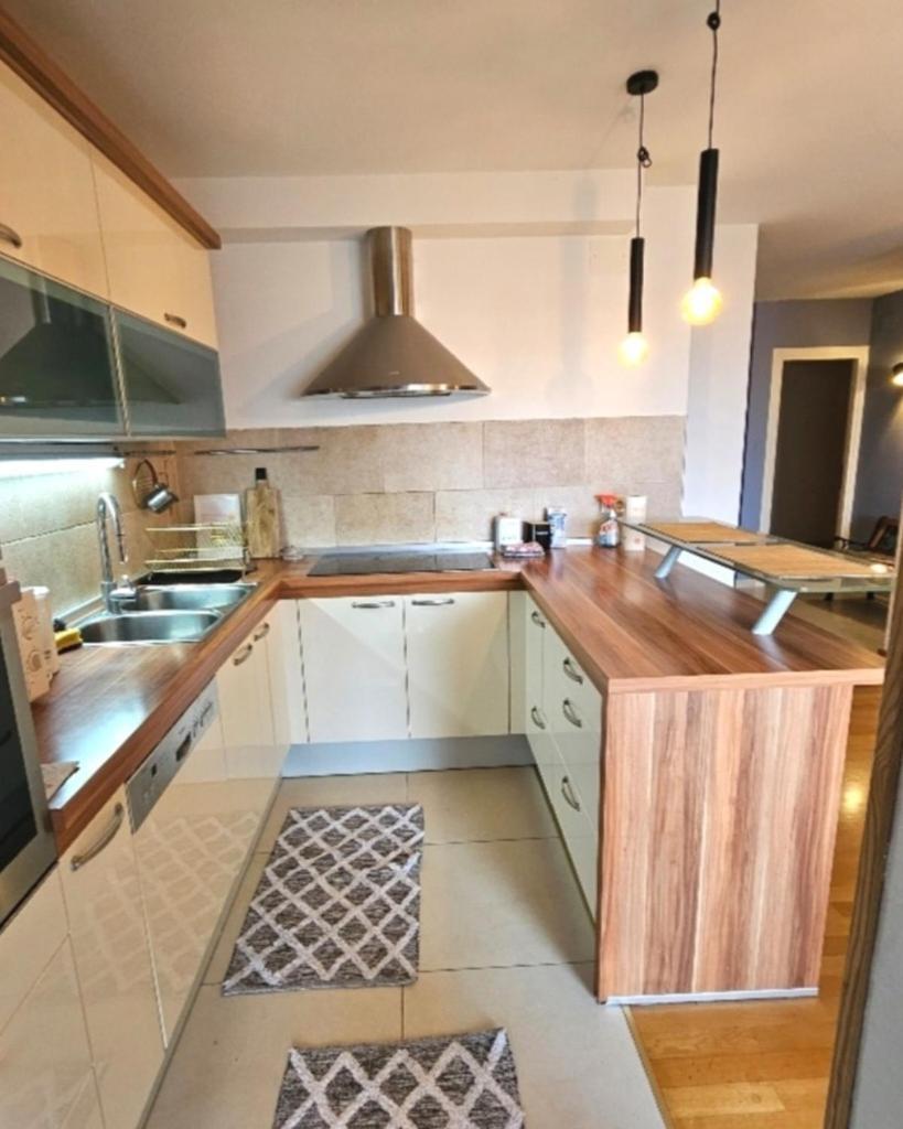 Beautiful Large Apartment, Walk To Beach *
