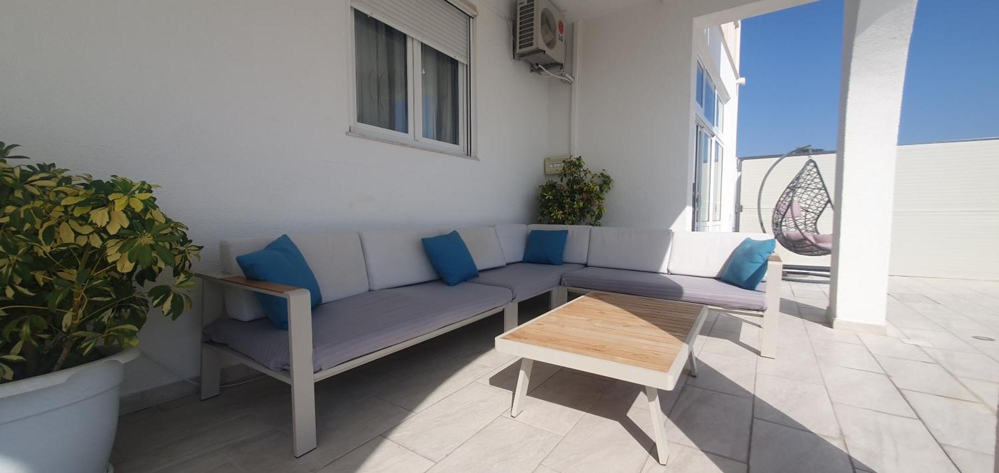 Anja Lux, Apartamento