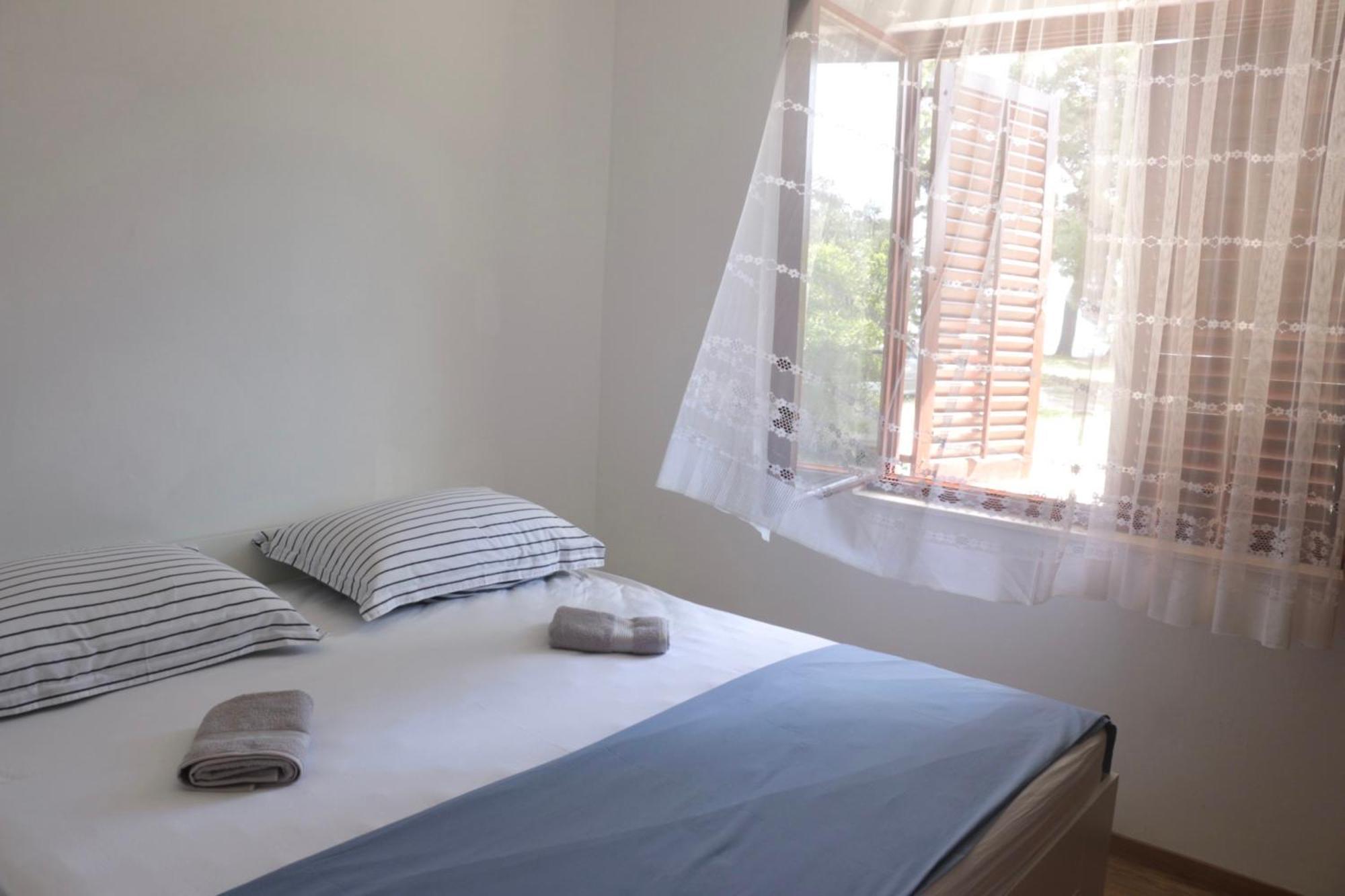 Beachfront Drazen, With Garden And Parking Apartment *