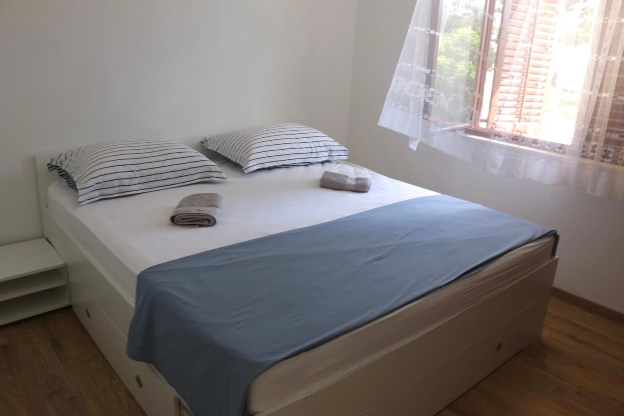 Apartment Beachfront Drazen, With Garden And Parking