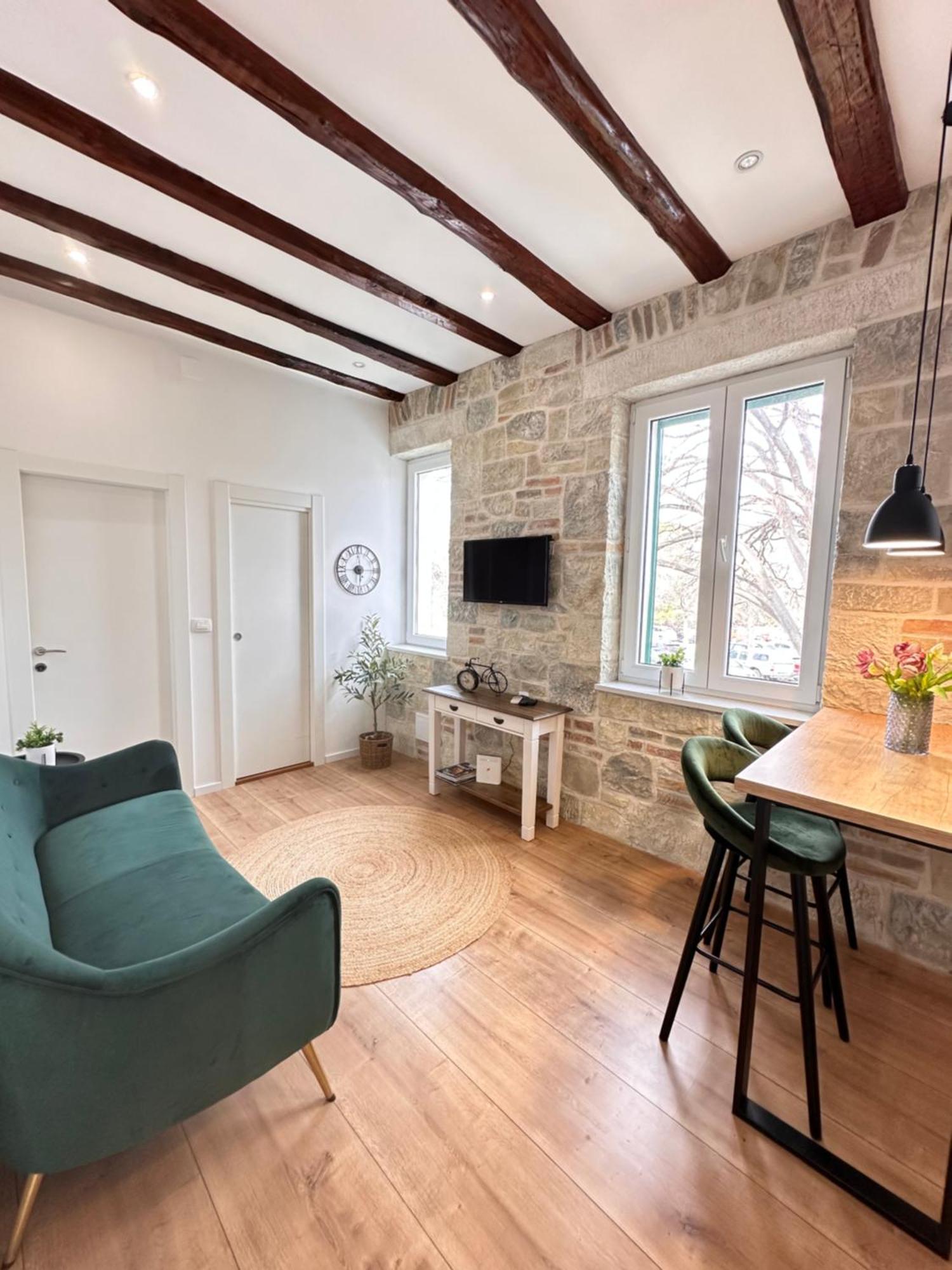 Agora Apartment Split