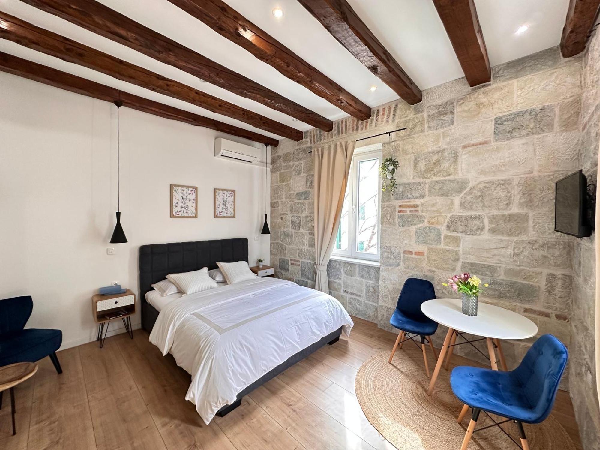 Agora Apartment Split
