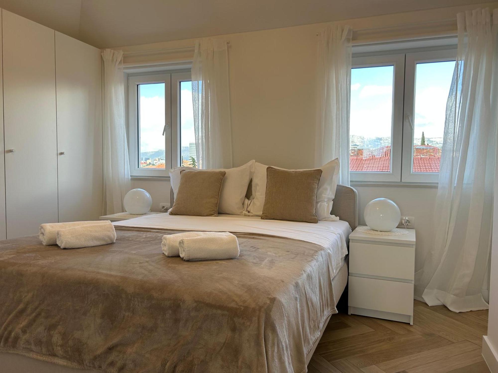 Penthouse Bavis - Brand New Luxurious 3-br - Location In The Center Next To The - Sea View - Buralux Properties *