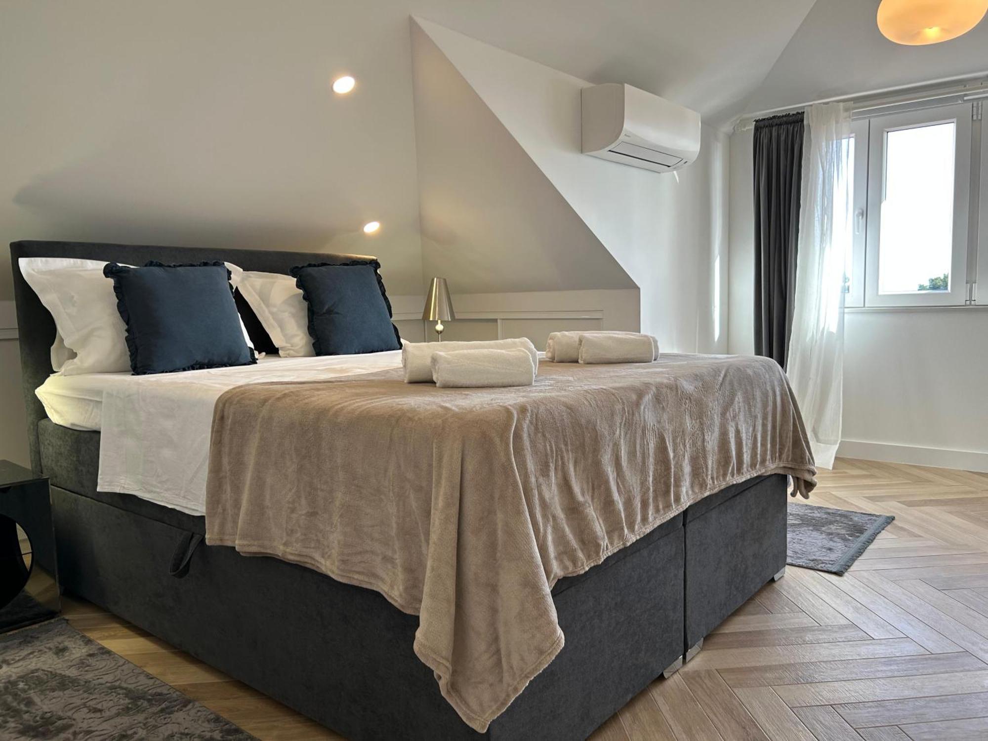 Penthouse Bavis - Brand New Luxurious 3-br - Location In The Center Next To The - Sea View - Buralux Properties *
