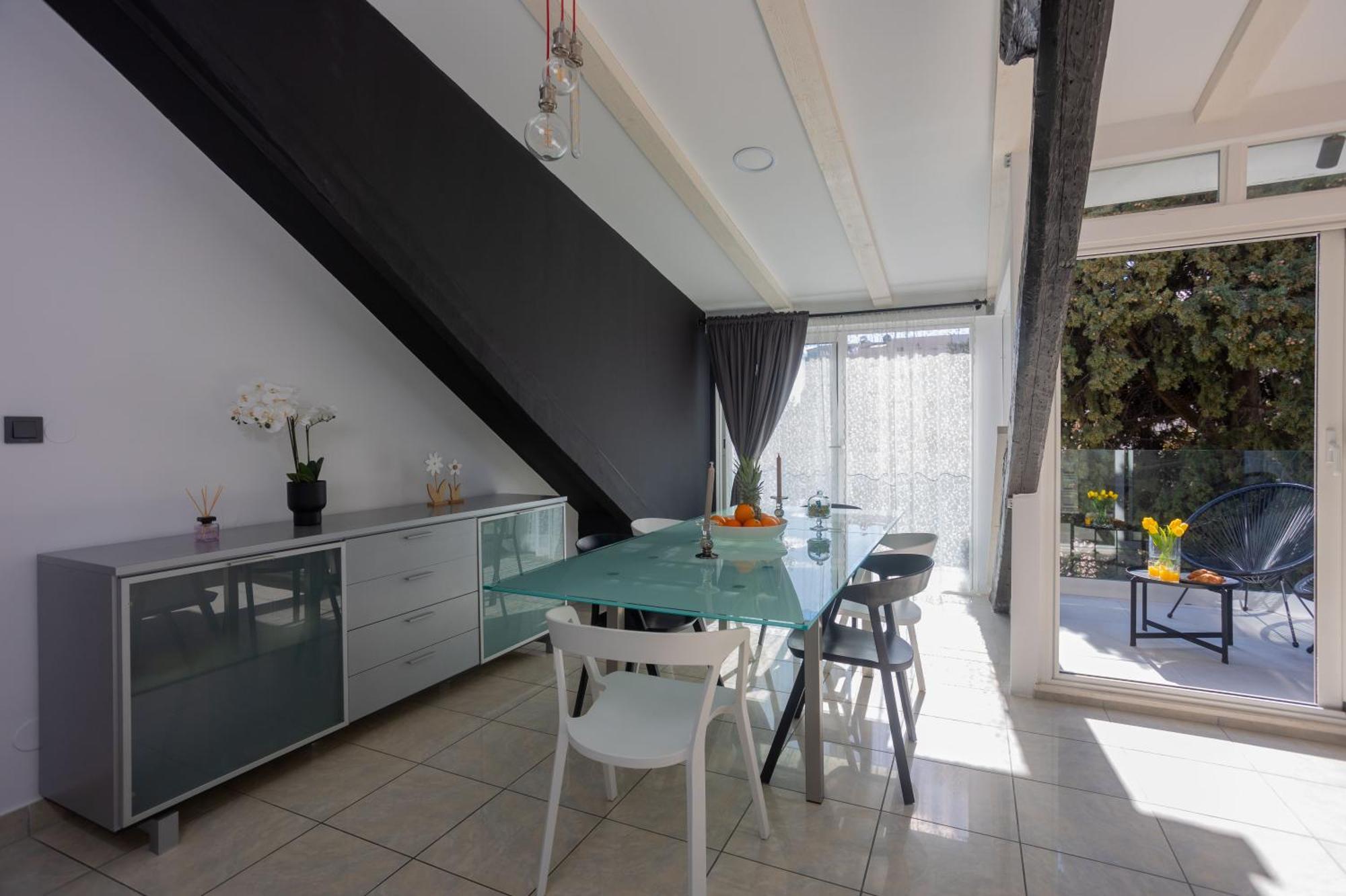 Luxattic *