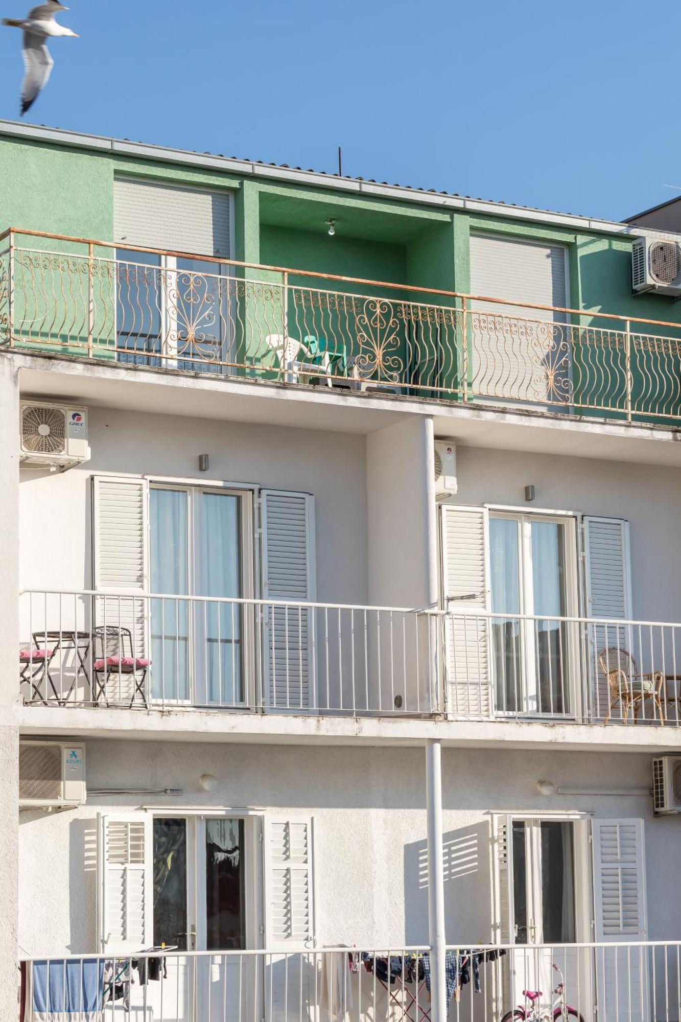 Apartment Place *
