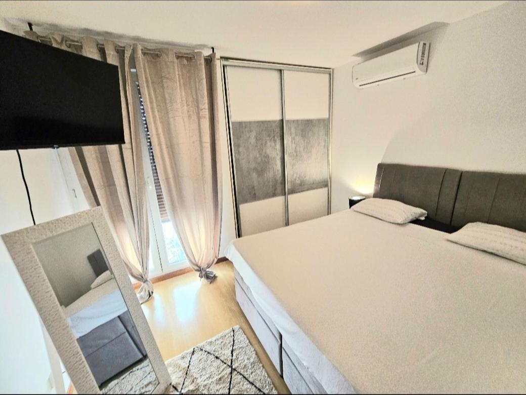 Beautiful Large Apartment, Walk To Beach *
