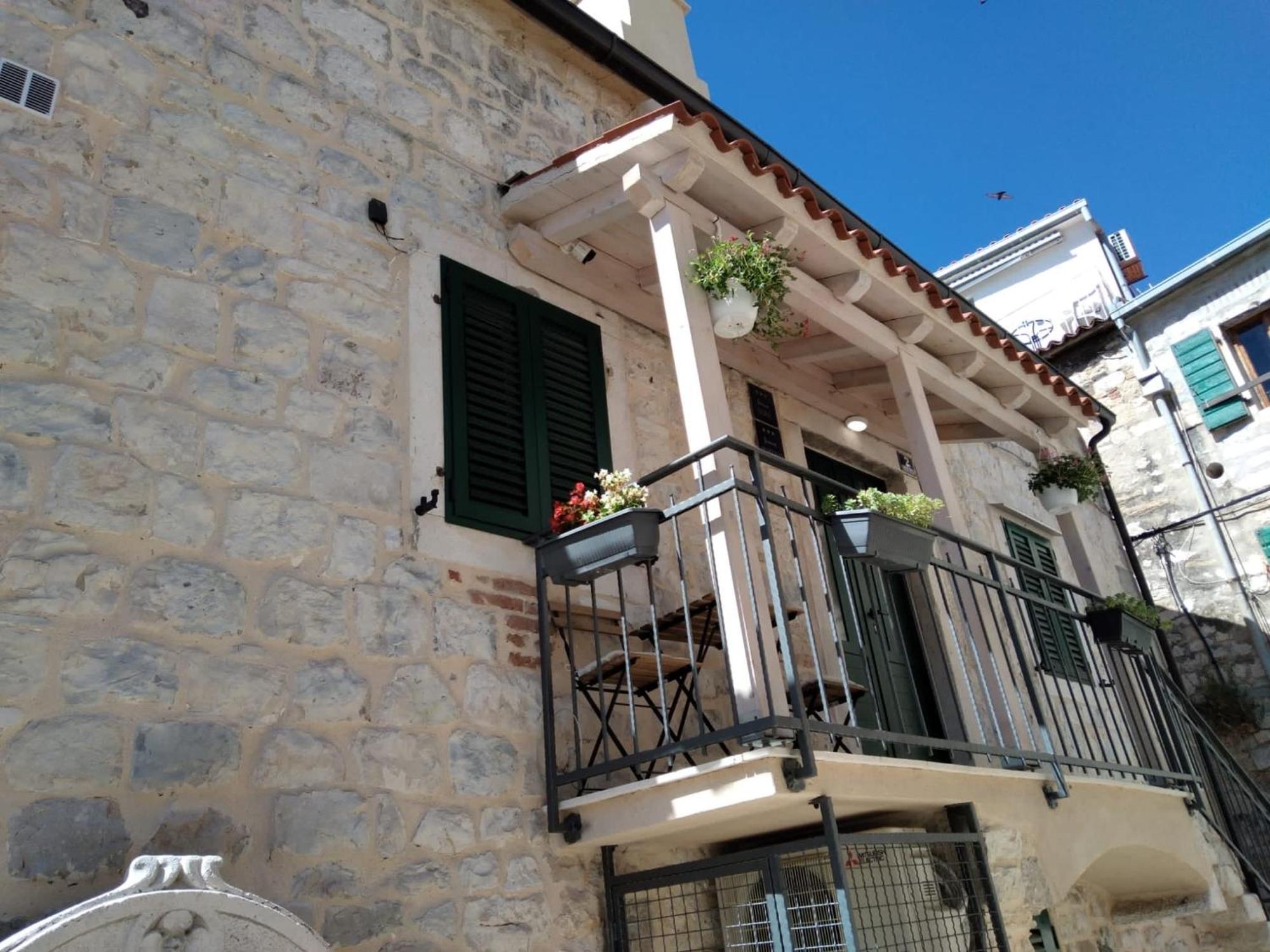 Apartment Perfectly Located Cherry Stone House Split