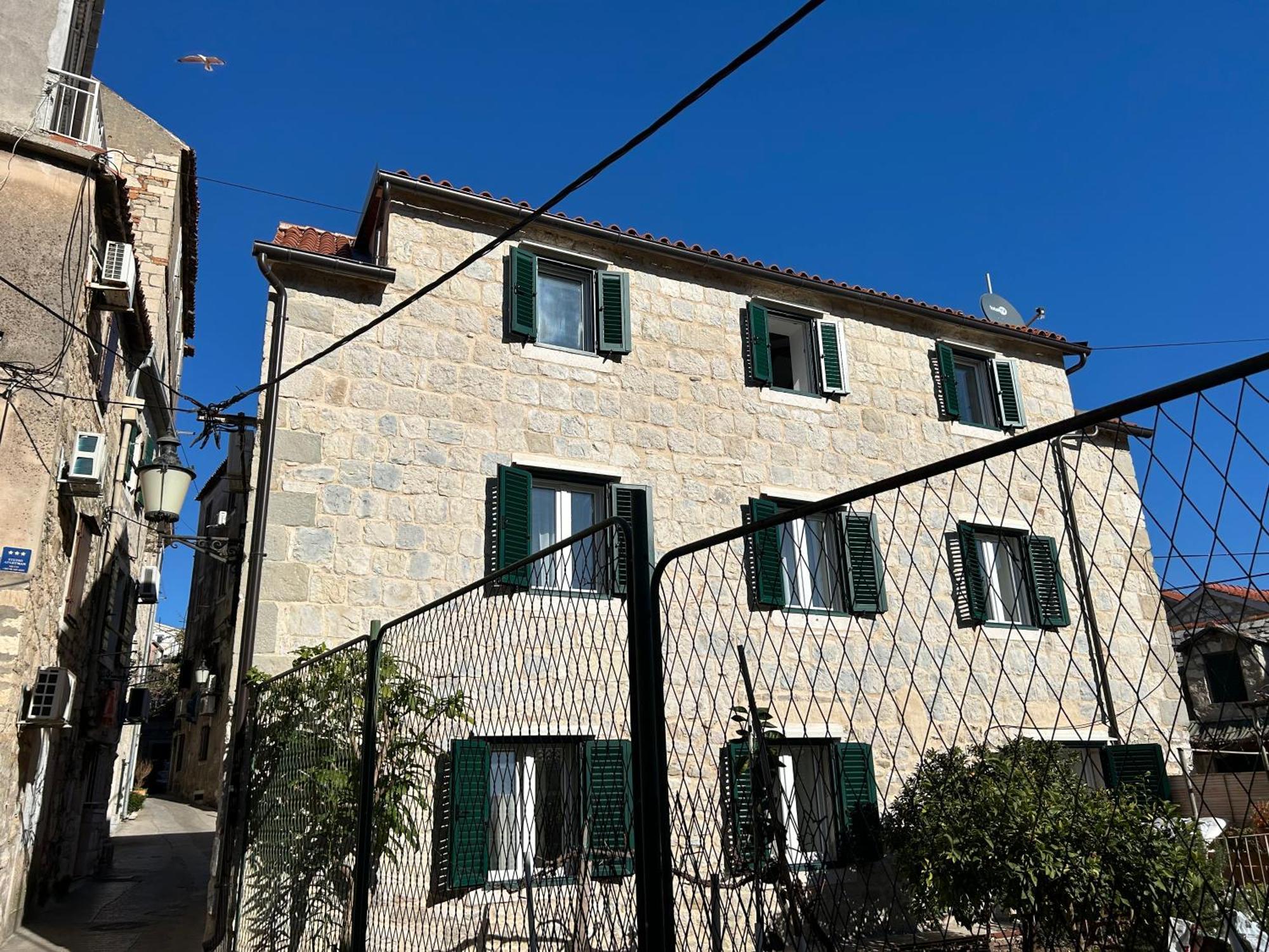 Perfectly Located Cherry Stone House * Split