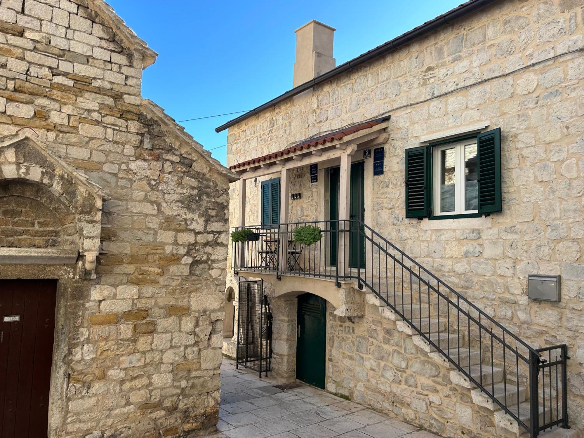 Perfectly Located Cherry Stone House * Split
