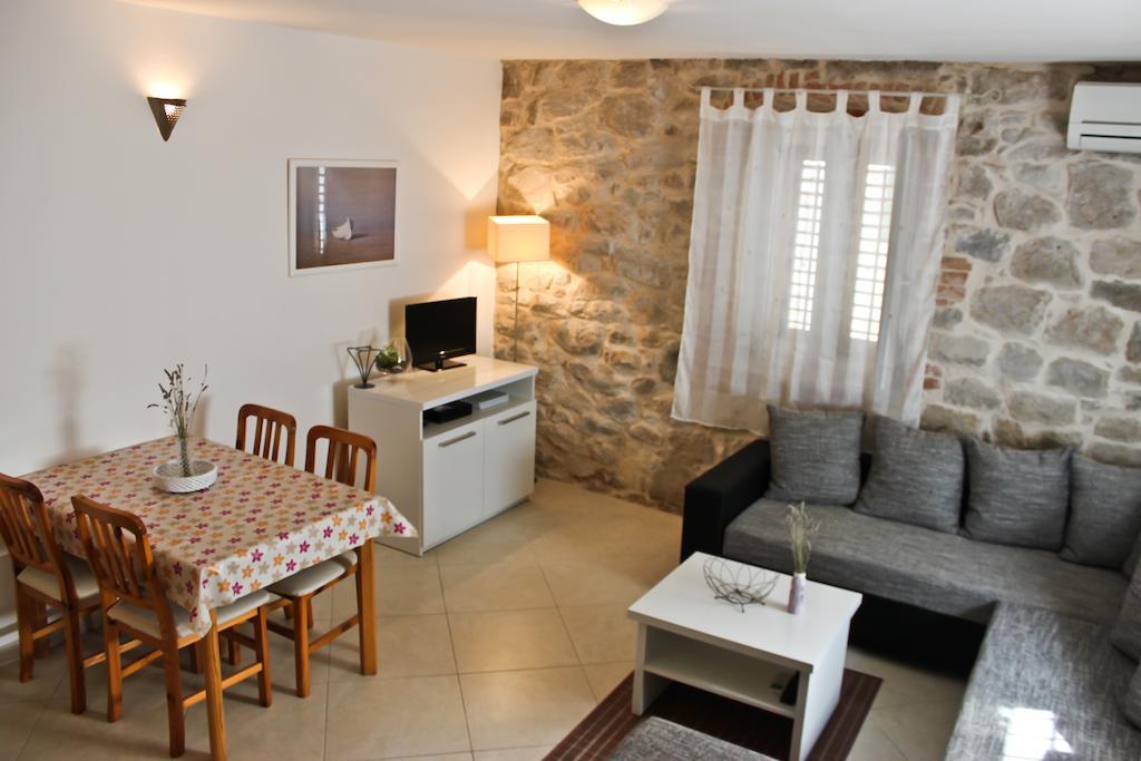 Leona Apartment Split