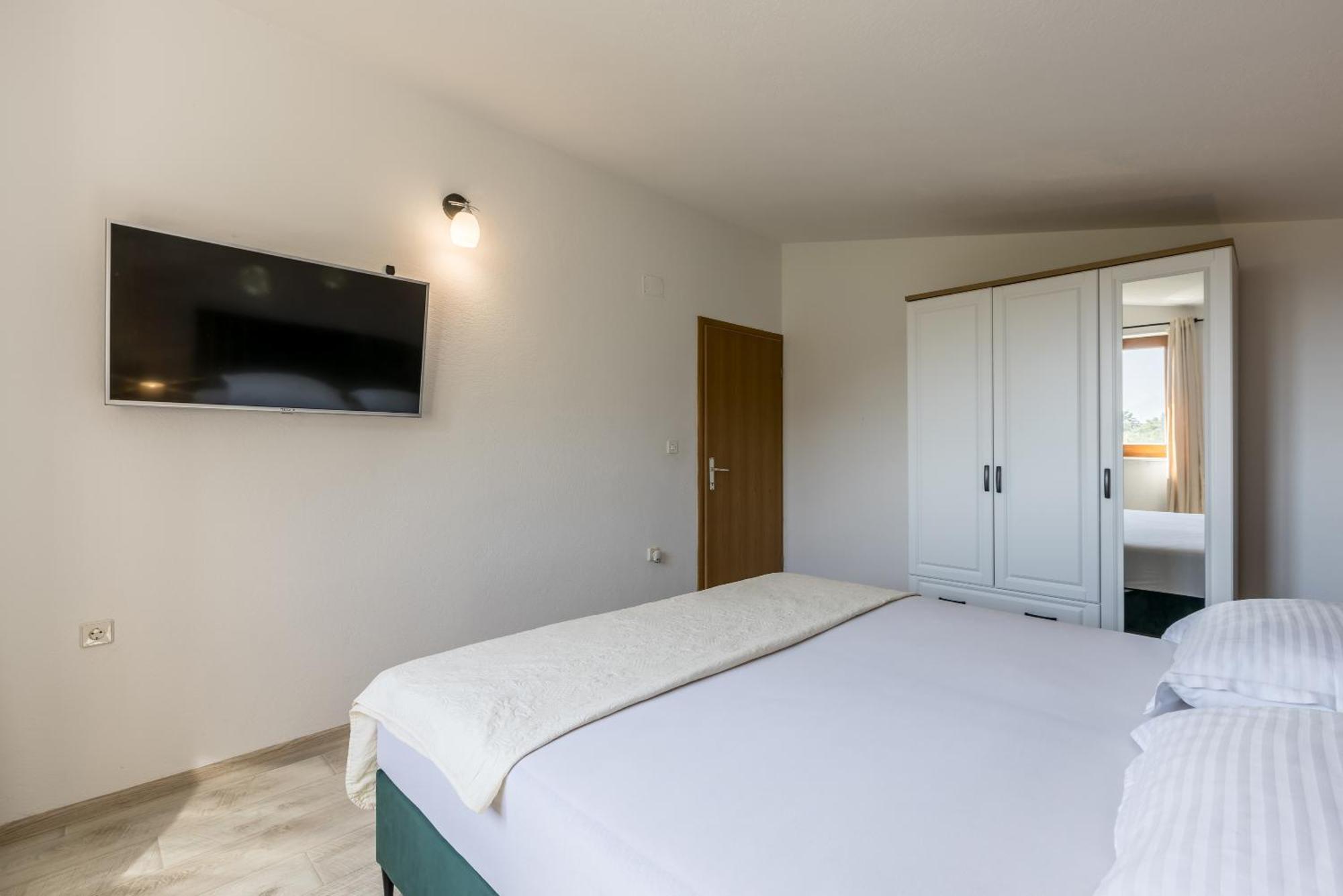 Stari Hill Private Pool Split