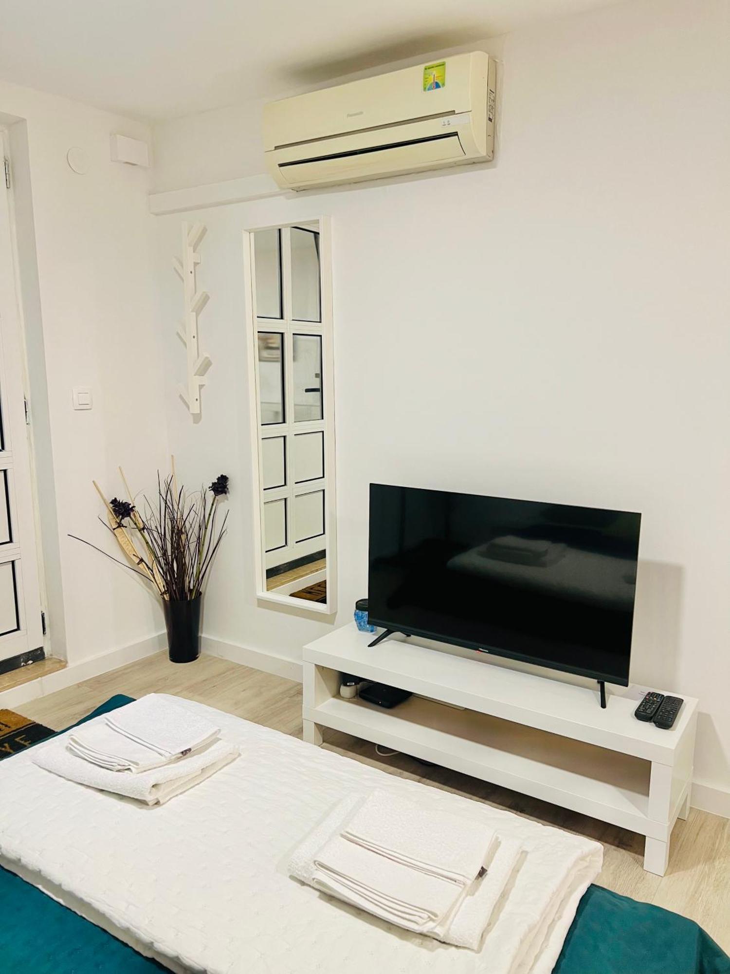 Moon No.2 Apartment Split