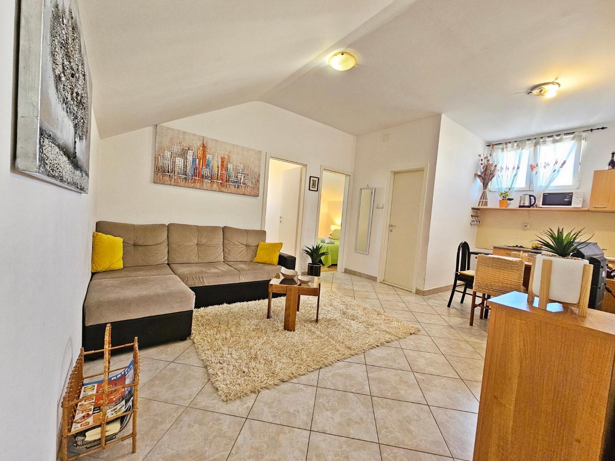 Apartamento Moni 2 *