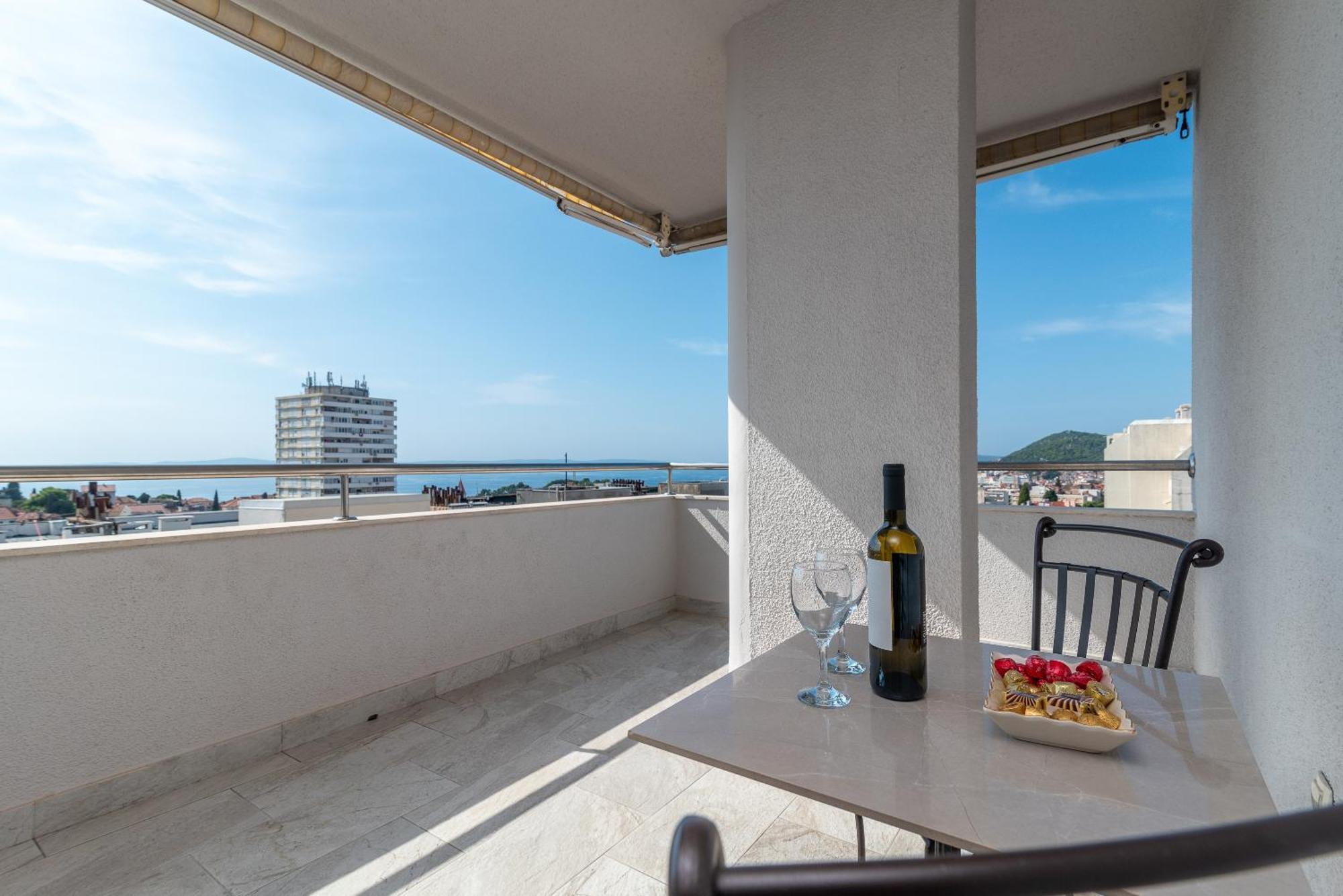 Luxury Overlooking The Apartment