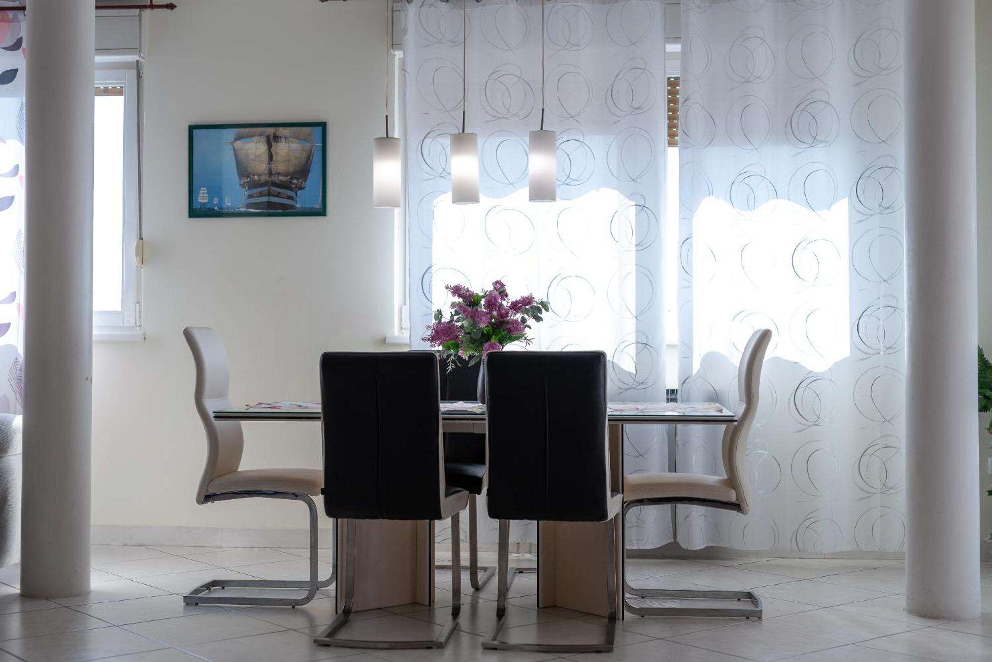 Luxury Overlooking The Apartment