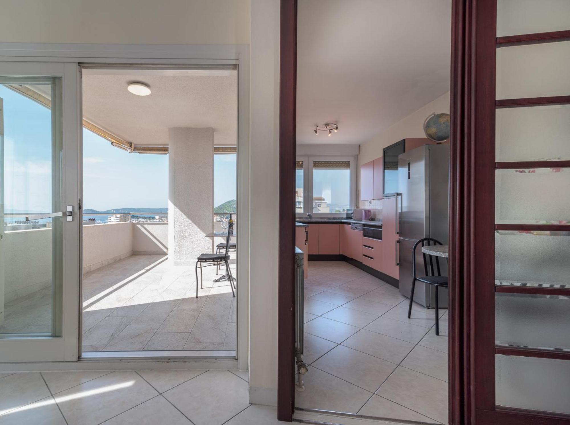 Luxury Overlooking The Apartment Split