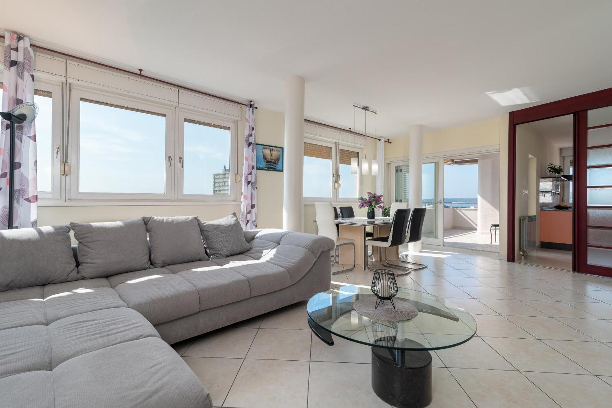 Luxury Overlooking The Apartment