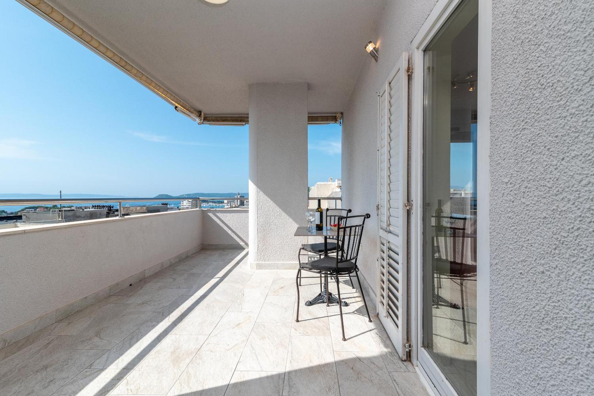 Luxury Overlooking The Apartment *