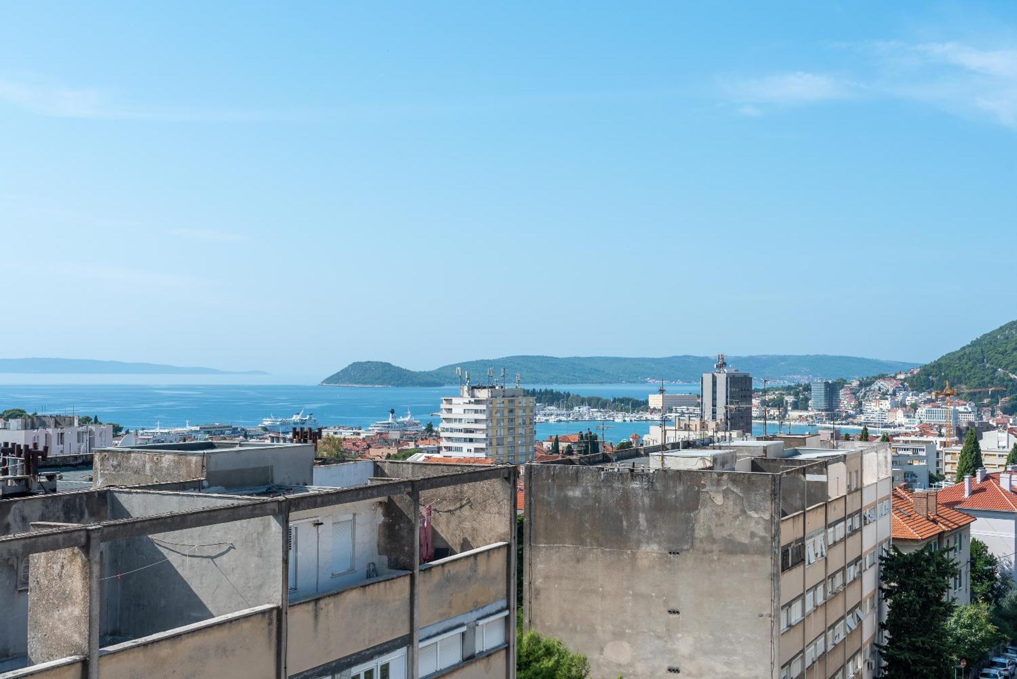Luxury Overlooking The Apartment Split