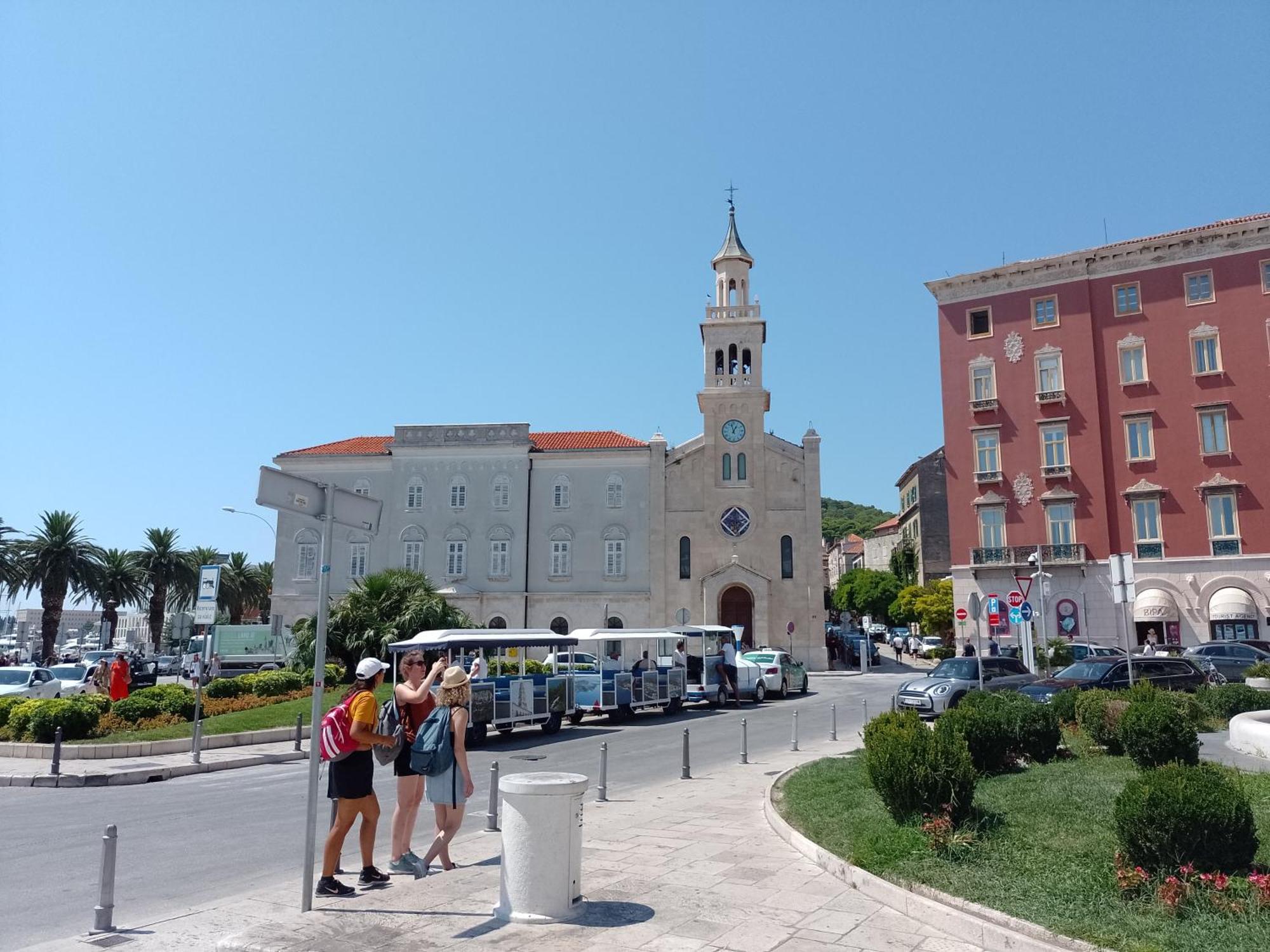 Apartman Lukiana*** *