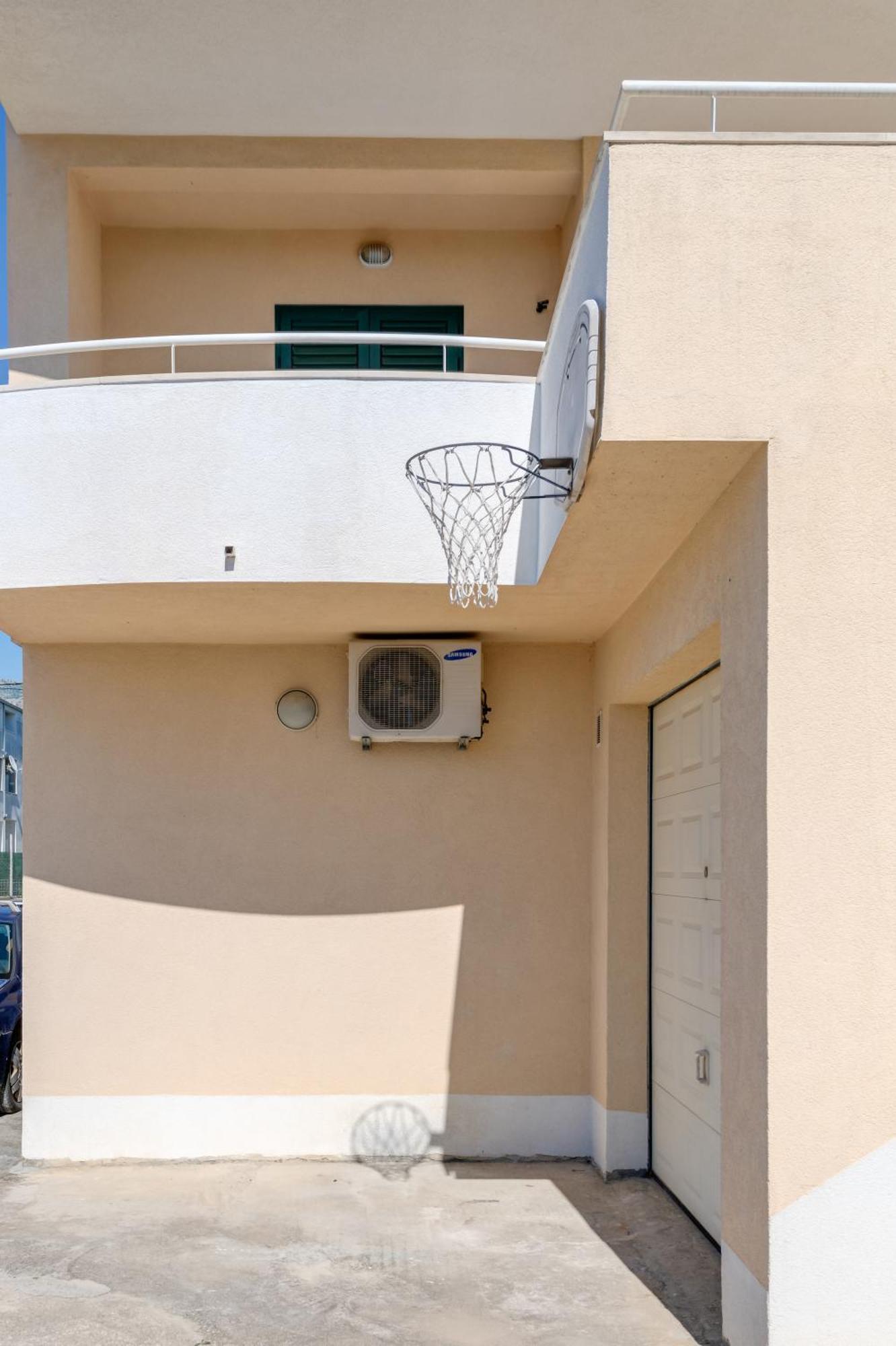 Renata + Private Swimming Pool In Apartment