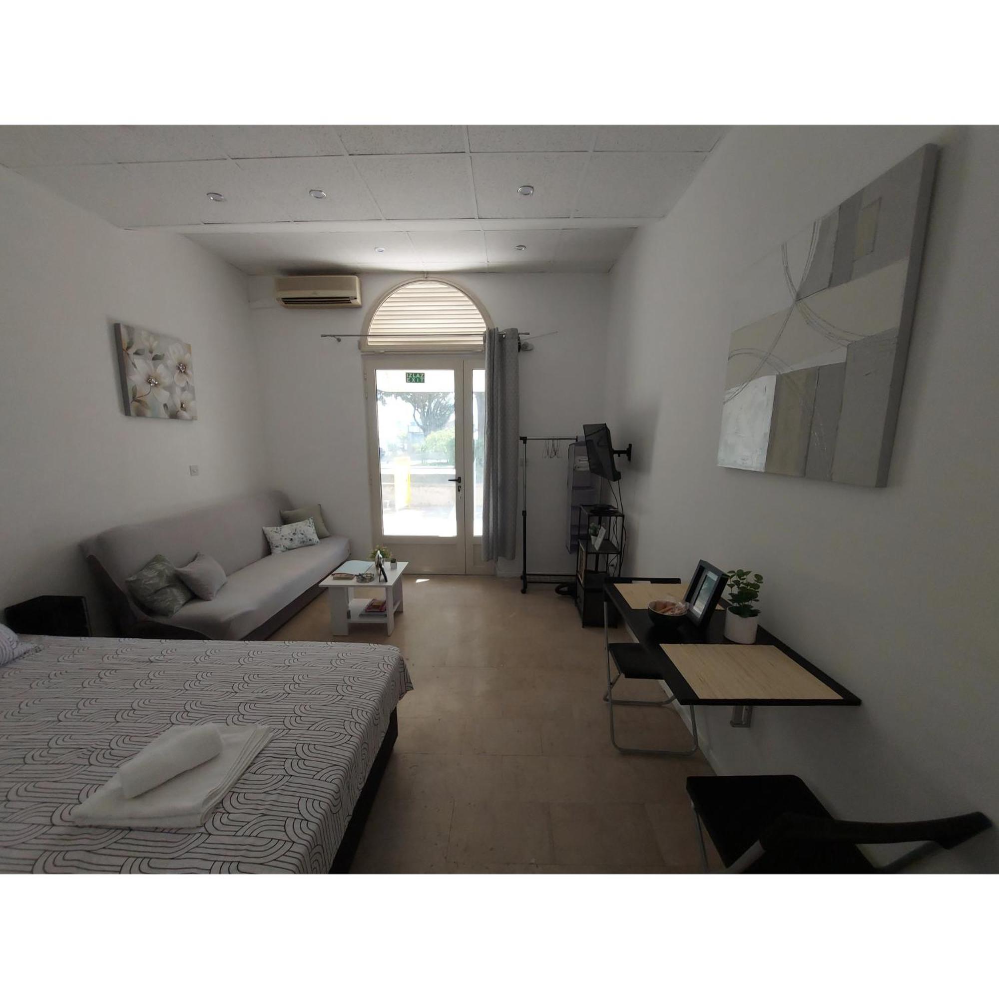 Lee Apartment Split