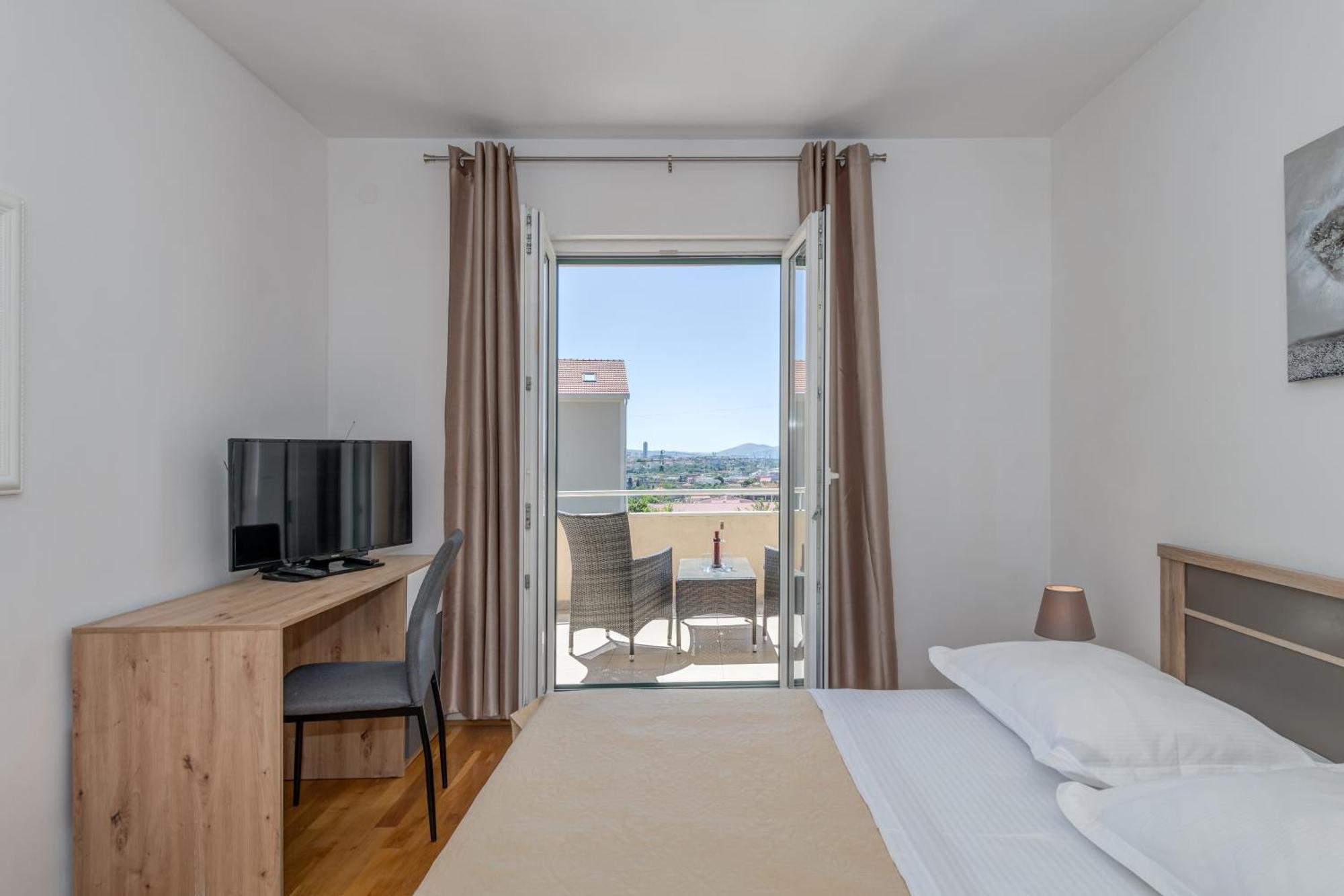 Renata + Private Swimming Pool In Apartment