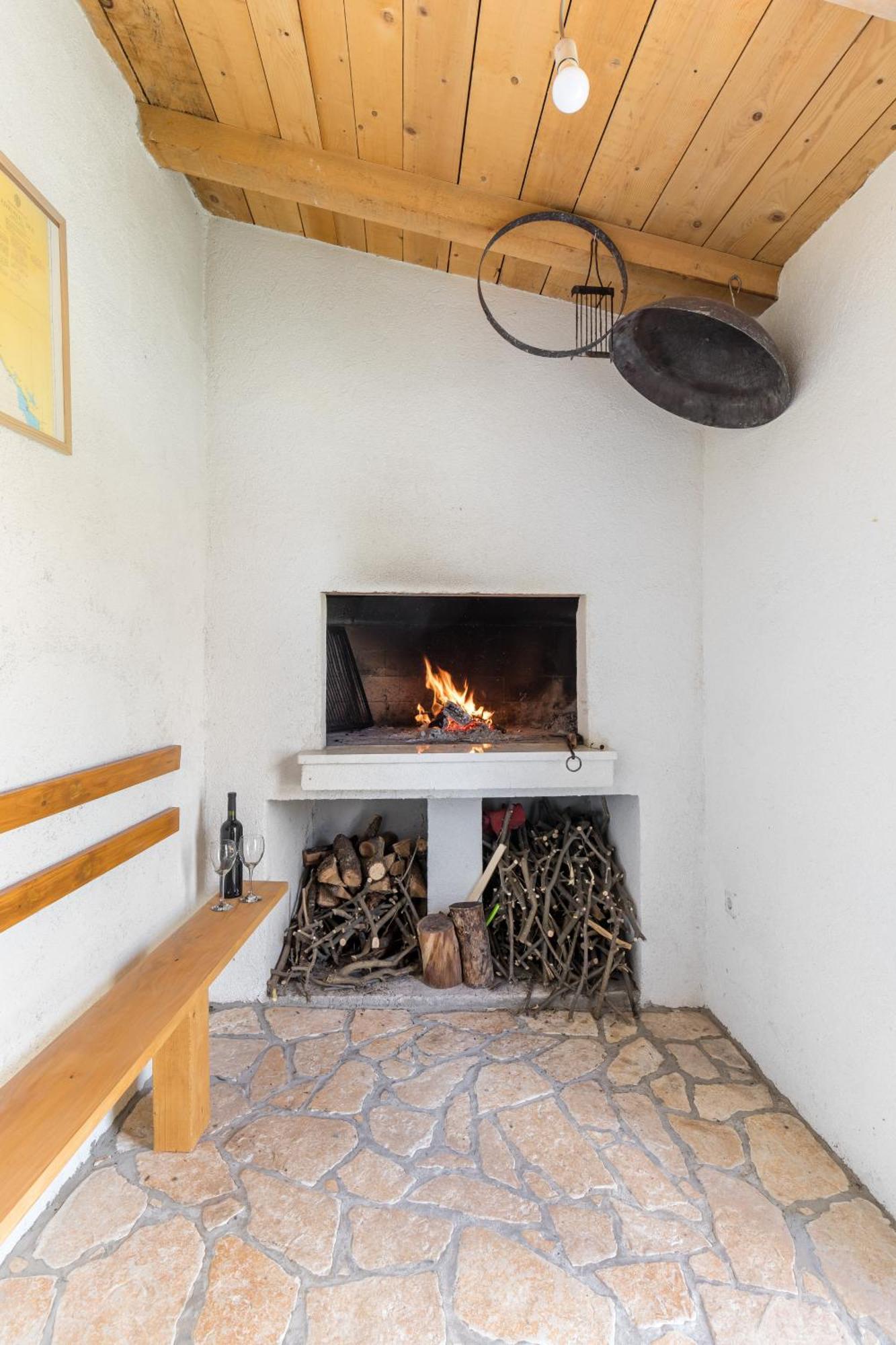 Tonina - House With Terrace, Jacuzzi, Free Parking