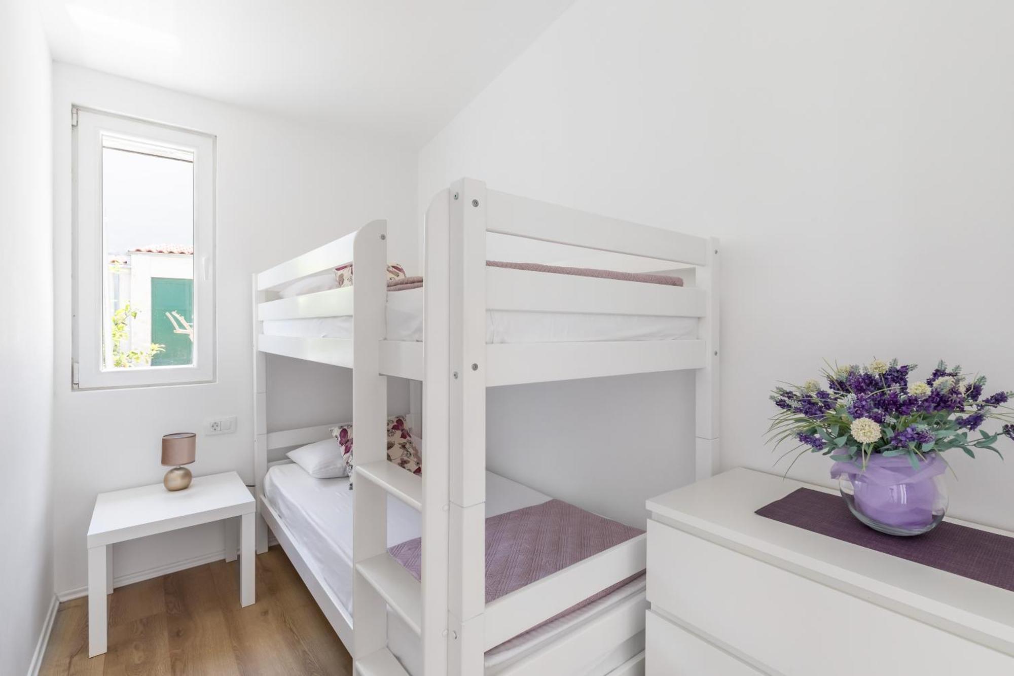 Tonina - House With Terrace, Jacuzzi, Free Parking Apartman *